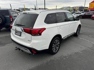 2021 Mitsubishi Outlander - Thumbnail