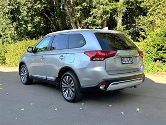 2021 Mitsubishi Outlander - Thumbnail